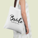 Tote Bag Script élégant "Mariée" Personnalisé<br><div class="desc">Amusant design de fête de mariée personnalisée.</div>