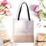 Tote Bag Script minimaliste moderne Bachelorette & Bridesma<br><div class="desc">Élevez vos célébrations pré-mariage avec notre Script Bachelorette et Sac fourre-tout Bridesmaid sur mesure, moderne et minimaliste. C'est non seulement un accessoire parfait pour porter vos essentiels, mais aussi un souvenir inoubliable pour votre équipe. Chaque pièce est conçue individuellement avec amour par Mylini Design, un concepteur expérimenté réputé, assurant l'exclusivité...</div>