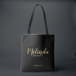 Tote Bag Script moderne Black&Gold Accueil Bridesmaitres<br><div class="desc">Script moderne Sac fourre-tout de demoiselles d'honneur personnalisées avec le nom de la demoiselle d'honneur personnalisée en or style de police script moderne avec titre et date mariage dans le style de police sans serif moderne sur arrière - plan noir. Aussi parfait pour Maid of Honor, Flower Girl, Mother of...</div>