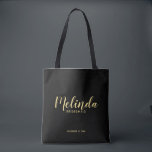 Tote Bag Script moderne Black&Gold Accueil Bridesmaitres<br><div class="desc">Script moderne Sac fourre-tout de demoiselles d'honneur personnalisées avec le nom de la demoiselle d'honneur personnalisée en or style de police script moderne avec titre et date mariage dans le style de police sans serif moderne sur arrière - plan noir. Aussi parfait pour Maid of Honor, Flower Girl, Mother of...</div>