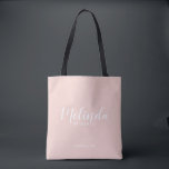 Tote Bag Script moderne, Bridesmaitres personnalisées<br><div class="desc">Script moderne Sac fourre-tout de demoiselles d'honneur personnalisées avec le nom de la demoiselle d'honneur personnalisée en blanc style de police de script moderne avec titre et date de mariage dans style de police sans serif moderne sur arrière - plan rose pâle. Aussi parfait pour Maid of Honor, Flower Girl,...</div>