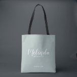 Tote Bag Script moderne, Bridesmaitres personnalisées<br><div class="desc">Script moderne Sac fourre-tout de demoiselles d'honneur personnalisées avec le nom de la demoiselle d'honneur personnalisée en blanc style de police de script moderne avec titre et date de mariage dans style de police sans serif moderne sur arrière - plan vert sage. Aussi parfait pour Maid of Honor, Flower Girl,...</div>