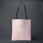 Tote Bag Script moderne, Bridesmaitres personnalisées<br><div class="desc">Ajoutez une touche personnelle à votre mariage grâce à un sac fourre-tout cadeau personnalisé d'hôtesses d'accueil. Ce sac fourre-tout présente le nom personnalisé de la servante de pont dans le style de police de script moderne blanc et monogramme dans le style de police de script moderne rose pâle comme arrière...</div>