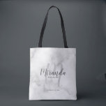 Tote Bag Script moderne, Bridesmaitres personnalisées<br><div class="desc">Ajoutez une touche personnelle à votre mariage grâce à un sac fourre-tout cadeau personnalisé d'hôtesses d'accueil. Ce sac fourre-tout présente le nom personnalisé de la servante de pont dans le style de police de script moderne gris et monogramme dans le style de police de script moderne gris clair comme arrière...</div>