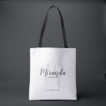 Tote Bag Script moderne, Bridesmaitres personnalisées<br><div class="desc">Ajoutez une touche personnelle à votre mariage grâce à un sac fourre-tout cadeau personnalisé d'hôtesses d'accueil. Ce sac fourre-tout présente le nom personnalisé de la servante de pont dans le style de police de script moderne gris et monogramme dans le style de police de script moderne gris clair comme arrière...</div>