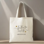 Tote Bag Script moderne Gold Hearts Futur Mme.<br><div class="desc">Sac fourre-tout cadeau de fiançailles de douche nuptiale sur mesure avec "future Mrs" et votre nom de famille personnalisé dans la calligraphie moderne et design de coeurs d'or.</div>