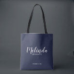 Tote Bag Script moderne Marine Bleu demoiselles d'honneur p<br><div class="desc">Script moderne Marine Bleu Sac fourre-tout d'domestiques personnalisées avec le nom de la servante d'honneur personnalisée en calligraphie moderne style de police avec titre et date mariage dans le style de police sans serif moderne sur arrière - plan bleu marine. Aussi parfait pour Maid of Honor, Flower Girl, Mother of...</div>