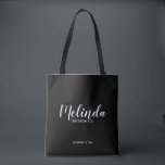 Tote Bag Script moderne noir demoiselle d'honneur personnal<br><div class="desc">Script moderne Sac fourre-tout de demoiselles d'honneur personnalisées avec le nom de la demoiselle d'honneur personnalisée en blanc style de police de script moderne avec titre et date de mariage dans le style de police sans serif moderne sur arrière - plan noir. Aussi parfait pour Maid of Honor, Flower Girl,...</div>