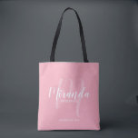 Tote Bag Script moderne rose vif Personnalisé Bridesmaitres<br><div class="desc">Ajoutez une touche personnelle à votre mariage grâce à un sac fourre-tout cadeau personnalisé d'hôtesses d'accueil. Ce sac fourre-tout présente le nom personnalisé de la servante de pont dans le style de police de script moderne blanc et monogramme dans le style de police de script moderne rose clair comme arrière...</div>