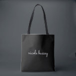 Tote Bag Script noir | Monogramme élégant minimaliste moder<br><div class="desc">Un design simple et design personnalisé monogramme dans un décontracté écrit à la main en noir et blanc monochrome frappant. Le monogramme peut facilement être personnalisé pour rendre un design aussi unique que vous êtes ! Le cadeau ou accessoire tendance parfait pour toute occasion.</div>