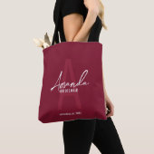 Tote Bag Script rouge Bourgogne Nom de la servante d'accuei (De près)