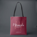 Tote Bag Script rouge Bourgogne Personalisé Bridesmaitres<br><div class="desc">Ajoutez une touche personnelle à votre mariage grâce à un sac fourre-tout cadeau personnalisé d'hôtesses d'accueil. Ce sac fourre-tout présente le nom personnalisé de la demoiselle d'honneur en blanc de style de police de script moderne et monogramme en rouge clair de style de police de script moderne comme arrière -...</div>