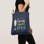 Tote Bag Sécurité première, boisson avec une infirmière (De près)