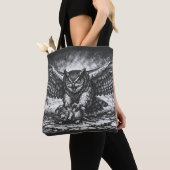 Tote Bag Sentinelle Hibou ailé par BurnsInHell (De près)