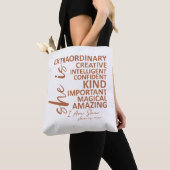 Tote Bag "She is Me" Mocha Mousse Affirmation Typography (De près)