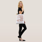 Tote Bag "She is Me" Mocha Mousse Affirmation Typography (Sur le modèle)