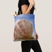 Tote Bag Shell étayé dans le sable (De près)