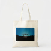 Tote Bag Silhouette d'atterrissage d'avion à la nuit (Devant)