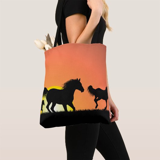 Tote Bag Silhouette de chevaux sauvages au coucher du solei