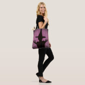 Tote Bag Silhouette de cuisine noir et violet (Sur le modèle)