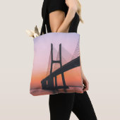 TOTE BAG SILHOUETTE DE PONT SOUS UN CIEL CLAIR (De près)