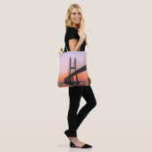 TOTE BAG SILHOUETTE DE PONT SOUS UN CIEL CLAIR (Sur le modèle)