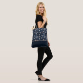 Tote Bag Simple Bleu foncé avec des blocs de couleur de flo (Sur le modèle)