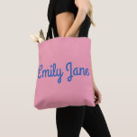 Tote Bag Simple Cute bleu et rose Personnalisé<br><div class="desc">Un joli design moderne simple de votre nom dans un style de typographie amusant en bleu cobalt sur un arrière - plan rose millénaire.</div>