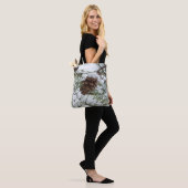 Tote Bag Snowy Pine Cone I (Sur le modèle)