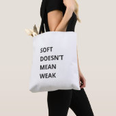 TOTE BAG SOFT DOESN'T MEAN WEAK (De près)