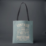 Tote Bag Soixante-dix vintages 70e anniversaire personnalis<br><div class="desc">Faites de votre anniversaire un cadeau spécial grâce à ce design unique. Ajoutez une touche d'élégance sophistiquée à votre fête d'anniversaire avec nos designs uniques et exquis. Ces graphismes apportent sophistication et originalité à tout produit, créant un cadeau mémorable et élégant. Ils sont parfaits pour ceux qui apprécient une touche...</div>