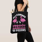 Tote Bag Soyez Un Flamant Rose Dans Un Banc De Pigeons (De près)