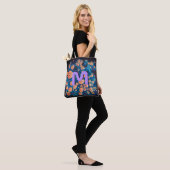 Tote Bag Space Mimosa Golden Nebula Blossom & Monogram (Sur le modèle)
