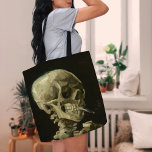 Tote Bag Squelette avec cigarette brûlante | Vincent van Go<br><div class="desc">Skull of a Skeleton with Burning Cigarette (1886) de Vincent van Gogh est un tableau saisissant et non conventionnel qui présente un crâne humain avec une cigarette allumée entre ses dents. L'arrière - plan foncé améliore l'étourdissement de la figure squelettique, tandis que le petit panache de fumée ajoute un sentiment...</div>