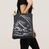 Tote Bag Squelette de dragon — par BurnsInHell (De près)