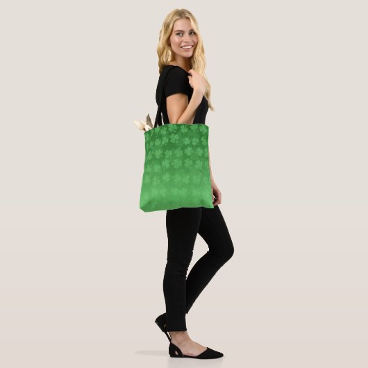 Tote Bag St. Patrick's Day green shamrock ombre motif (Sur le modèle)