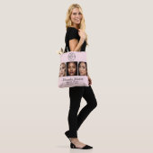 Tote Bag Studio de Maquillage Photo Logo Script Rose Pâle (Sur le modèle)