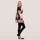 Tote Bag Studio de Maquillage Photo Logo Script Rose Pâle (Sur le modèle)