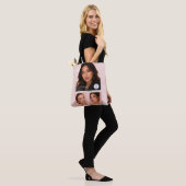 Tote Bag Studio de Maquillage Photo Logo Script Rose Pâle (Sur le modèle)