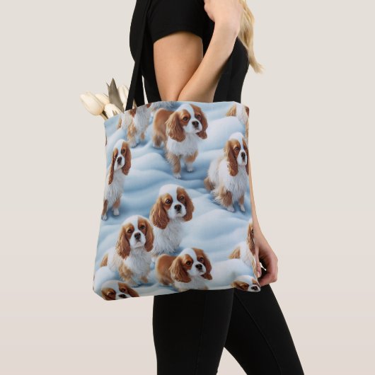 Tote Bag Superbes spaniels cavaliers Enchantés Neige d'hive (De près)