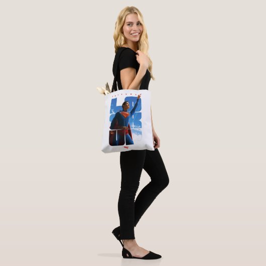 Tote Bag Superman regarde Pose (Sur le modèle)