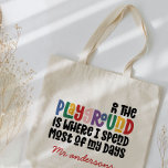 Tote Bag Sur le terrain de jeu typographie moderne cadeau e<br><div class="desc">Sur l'aire de jeux est où je passe la plupart de mes jours professeur moderne coloré de typographie arc-en-ciel moderne cadeau. Montrez à votre professeur ce cadeau de Noël moderne ou de fin de mandat utile qui vous intéresse. Très important brins et bobs d'enseignant. Avec lettré à la main script...</div>