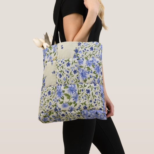 Tote Bag surface composée à fleurs bleues (De près)