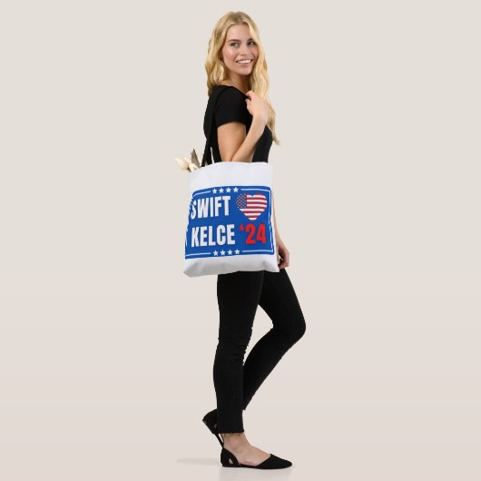 Tote Bag Swift Kelce 24 Heart (Sur le modèle)
