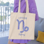 Tote Bag Symbole d'astrologie Capricorne violet Personnalis<br><div class="desc">Ce joli sac fourre-tout de Capricorne violet et lavande présente votre signe astrologique du Zodiac dans un beau éclat comme les constellations. Customisez ce cadeau mignon avec votre nom dans une belle écriture cursive pour quelqu'un qui a un anniversaire fin décembre ou début janvier.</div>