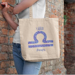 Tote Bag Symbole d'astrologie de Libra Purple Personnalisé<br><div class="desc">Ce joli sac fourre-tout de Libra violet et lavande présente votre signe astrologique du Zodiac dans une belle étincelle comme les constellations. Customisez ce cadeau mignon avec votre nom dans une belle écriture cursive pour quelqu'un qui a un anniversaire fin septembre ou début octobre.</div>