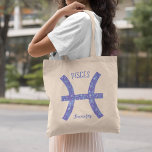 Tote Bag Symbole d'astrologie de Poissons Plutôt Violets Pe<br><div class="desc">Ce joli sac fourre-tout de Pisces violet et lavande présente votre signe astrologique du Zodiac dans un magnifique éclat comme les constellations et le texte personnalisé. Customisez ce joli cadeau personnalisé avec votre nom dans un magnifique script cursif pour quelqu'un qui a un anniversaire fin février ou début mars.</div>