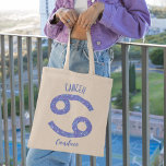Tote Bag Symbole d'astrologie du cancer joli Anniversaire p<br><div class="desc">Ce joli sac fourre-tout de Cancer de la lavande et du violet personnalisé présente votre signe astrologique du Zodiac dans un beau éclat comme les constellations. Customisez ce cadeau mignon avec votre nom dans une belle écriture cursive pour quelqu'un qui a un anniversaire fin juin ou début juillet.</div>