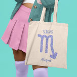 Tote Bag Symbole d'astrologie Pretty Purple Scorpio Personn<br><div class="desc">Ce joli sac fourre-tout Scorpio violet et lavande présente votre signe astrologique du Zodiac dans une belle étincelle comme les constellations. Customisez ce cadeau personnalisé et mignon avec votre nom dans une belle écriture cursive pour quelqu'un qui a un anniversaire fin octobre ou début novembre.</div>