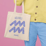 Tote Bag Sympathique Aquarius Violet Astrologie Signal Pers<br><div class="desc">Ce joli sac fourre-tout Aquarius à la fois violet et lavande personnalisées présente votre signe astrologique du Zodiaque dans un beau éclat comme les constellations. Customisez ce cadeau mignon avec votre nom dans une belle écriture cursive pour quelqu'un qui a un anniversaire fin janvier ou début février.</div>